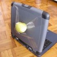 MacBook Kopie: Apple überlegt neue Klage Im Netz sind Bilder eines Laptops aufgetaucht, das frappant an Apples MacBook Reihe erinnert. Selbst das Apple Logo wurde abgekupfert.